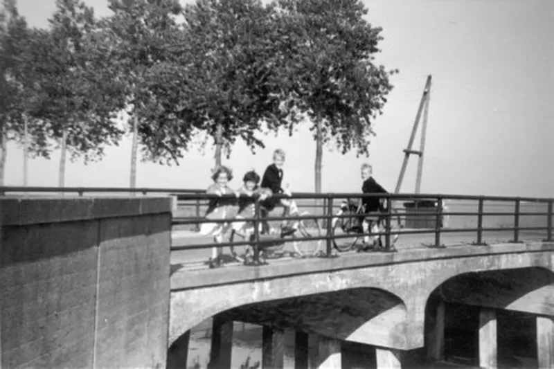 hoofdweg w 0910 1961ongeveer brug bennebroekerweg met kinderen pijpers20141220221031 e1505463145421