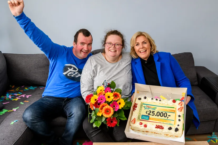 ilona uit lisserbroek wint 25000 euro bij de vriendenloterij en ontvangt een cheque uit handen van vriendenloterij ambassadeur irene moors