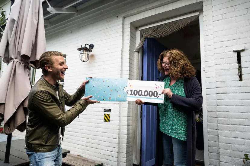 jet uit badhoevedorp wordt verrast door vriendenloterij ambassadeur jan versteegh met 100000 euro