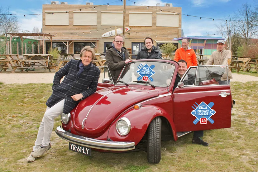 kever met organisatie en stickers