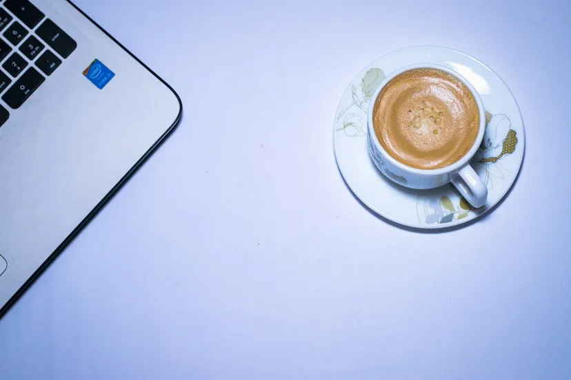 laptop met kopje koffie