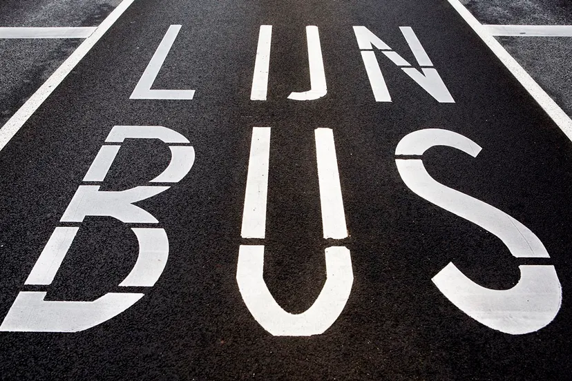 lijnbus bij nieuwe techniek verkeerslichten provincie noord holland aangeleverd