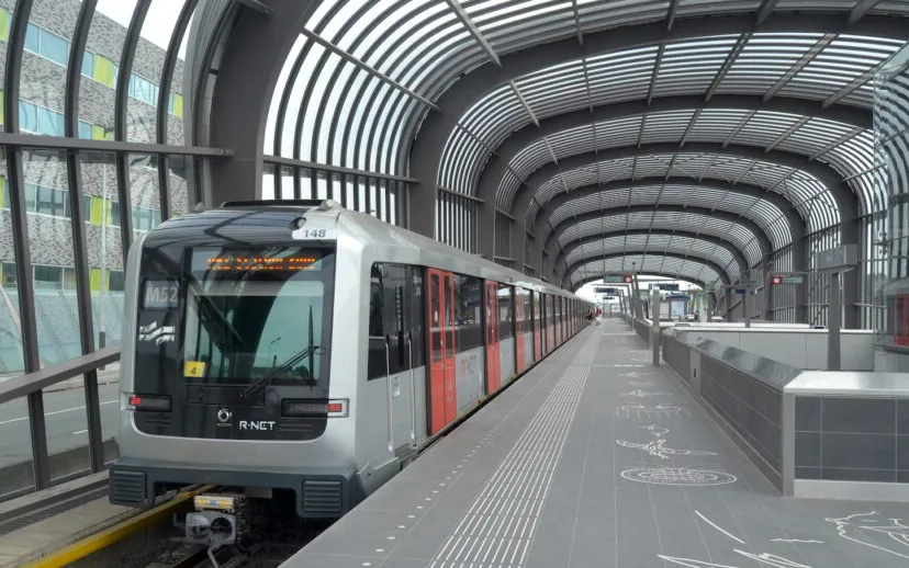 metrotrein op de noord zuidlijn in station noord 915x518 1