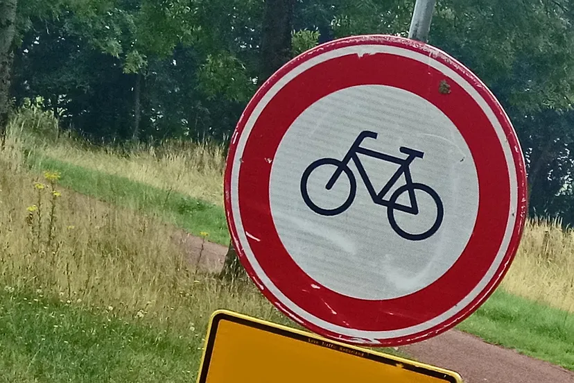 omleiding fietspad richting oude pekela afgesloten detour sign winschoten 2019 11