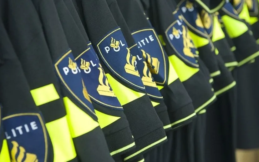 politiepolos hangen op een rij 915x518