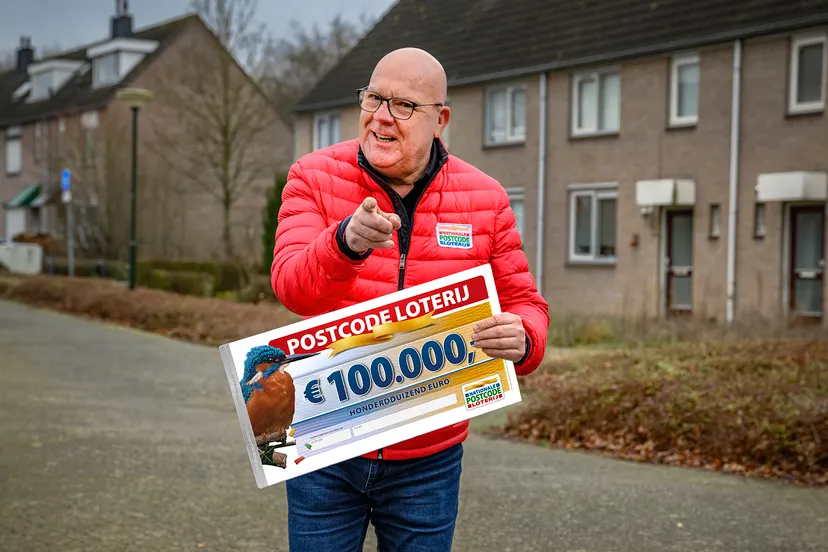 postcode loterij ambassadeur gaston starreveld met cheque van 100000 euro