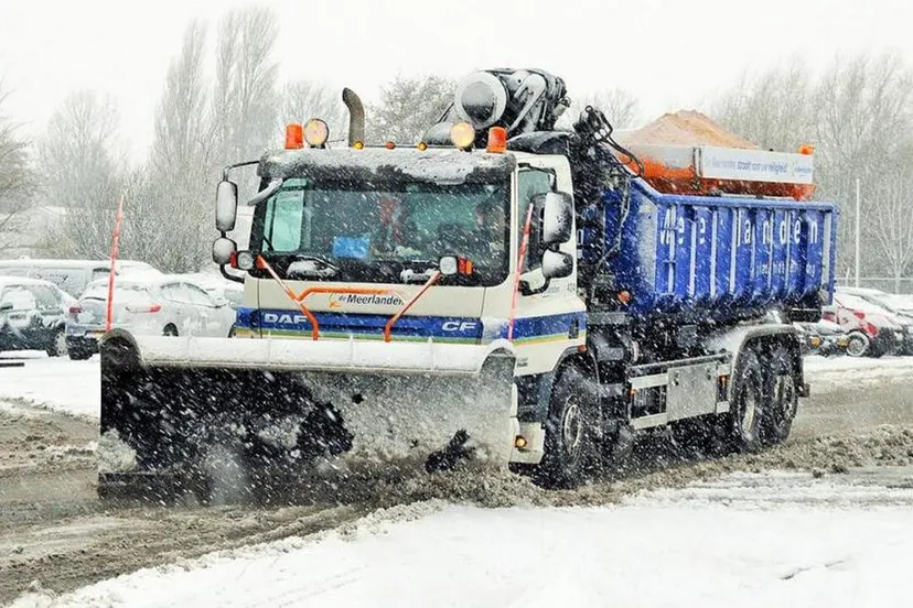 sneeuwschuiver van meerlanden foto meerlanden