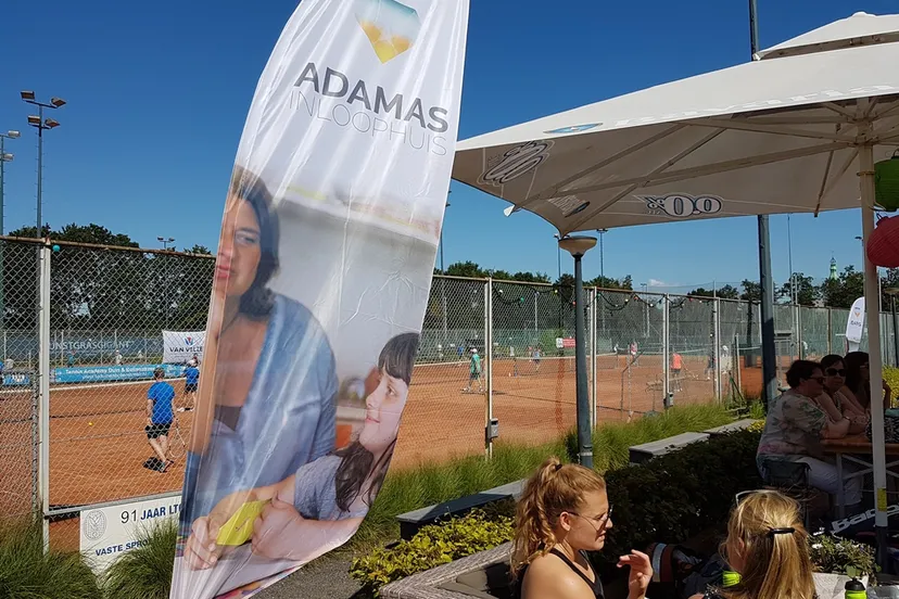 tennistoernooi met beachflag aangepast adamas inloophuis