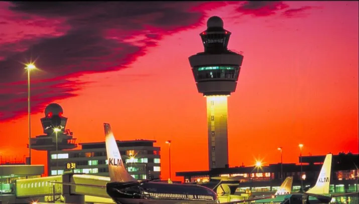 verkeerstoren schiphol panoramio 715x408
