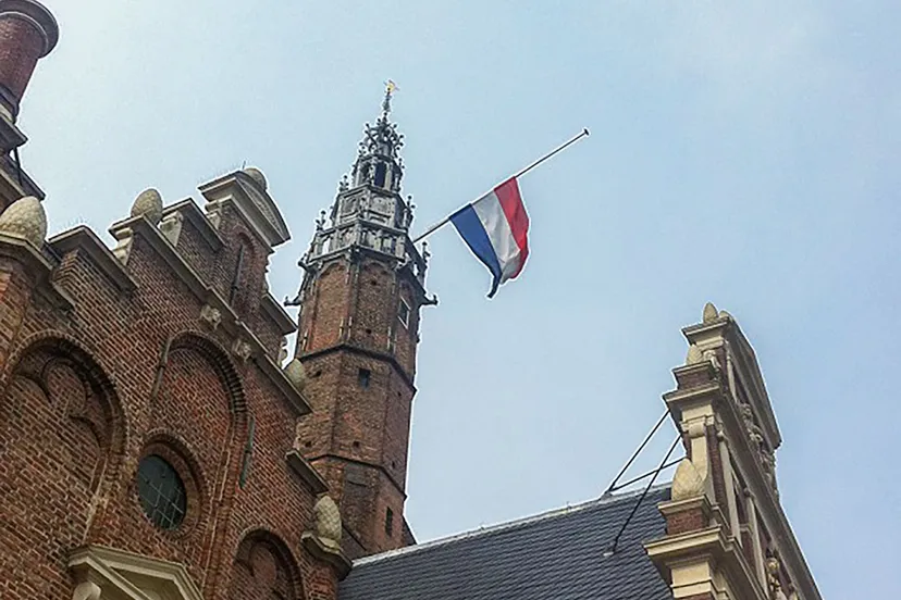 vlag halfstok stadhuis