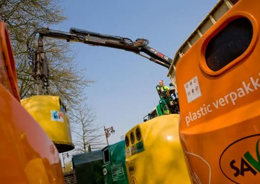 glasbak saver inzamelen plastic kleding papier afval kopie