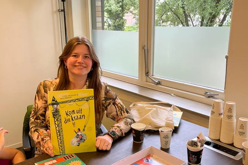 stagiaire merel met prentenboek surplus