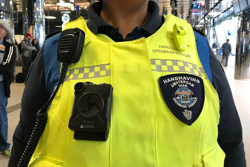 1280px handhaver met bodycam wikipedia cc by sa 40 sanderflight
