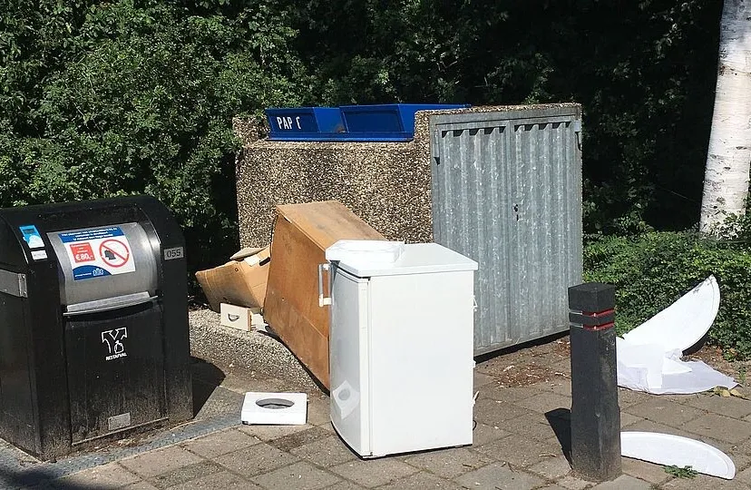 afval naast container harderwijk