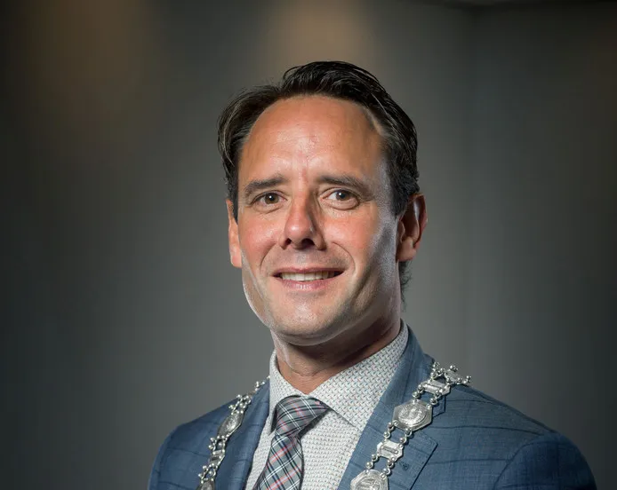 burgemeester van schaik borstbeeld