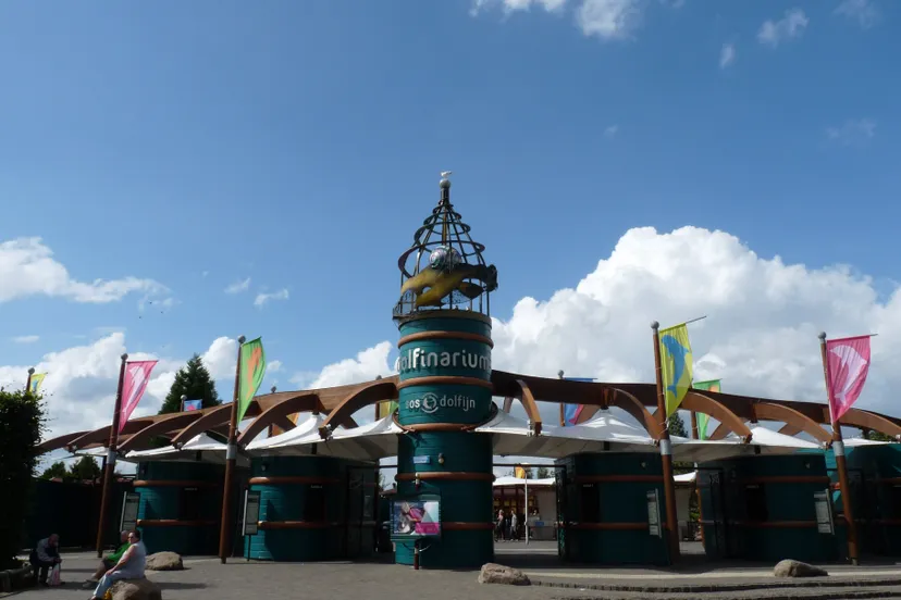entrance to the dolfinarium harderwijk