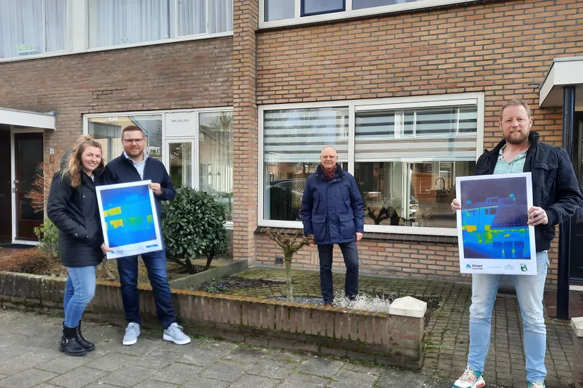 foto uitreiking warmtescans met wethouder bert van bijsteren