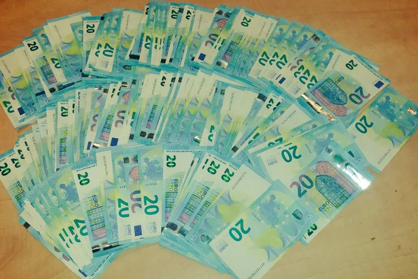 geld 3000 euro huurauto facebook politie ermelo