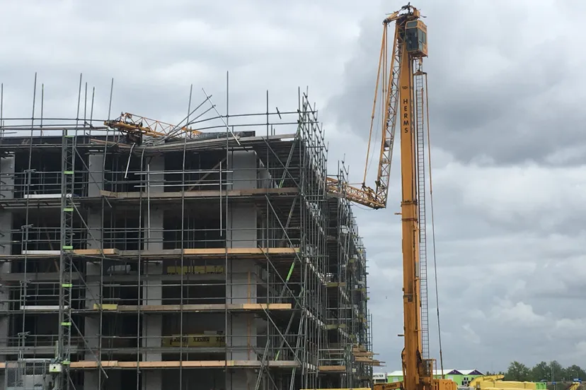 hijskraan waterfront gebroken appartementencomplex