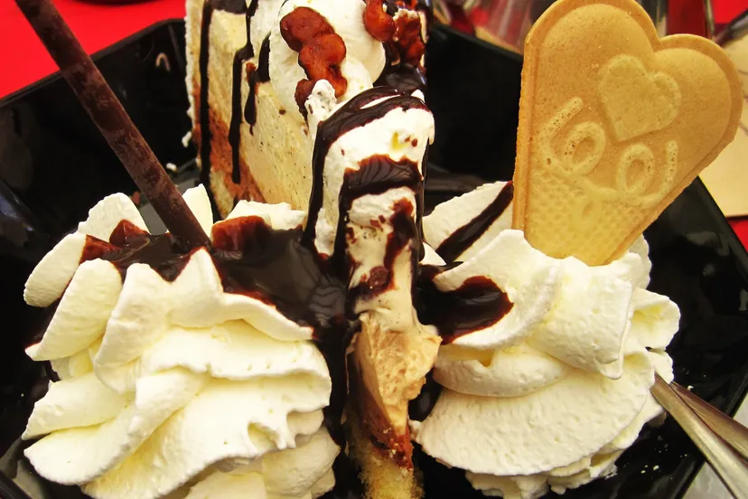 ice cream cake with chocolate sauce 1274362
