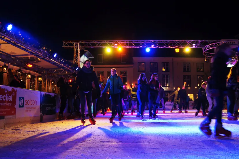 ijsbaan disco kinderen schaatsen druk harderwijk op ijs