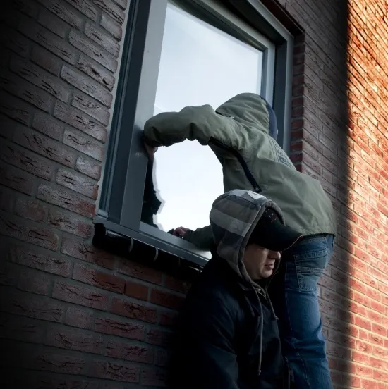 insluiping via openstaand raam