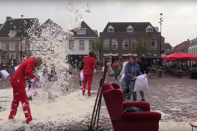 kussengevecht caf de liefde still youtube tv harderwijk