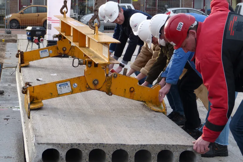 officiele start bouw langedijkstraat harderwijk leggen van eerste vloertegel