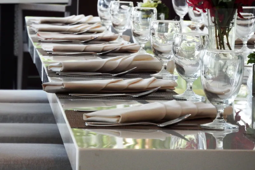 restaurant tafel gedekt