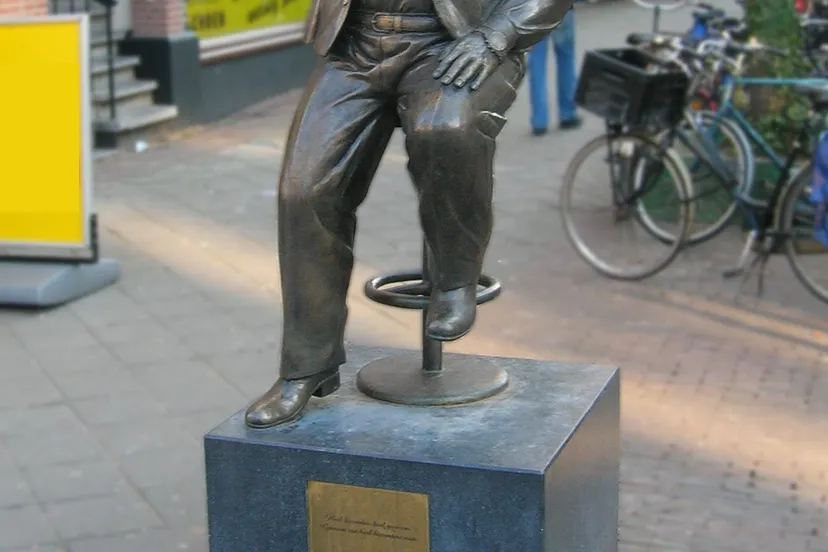 smartlappen horecaroute levenslied standbeeld hazes wikimedia cc by sa 25 sanderk