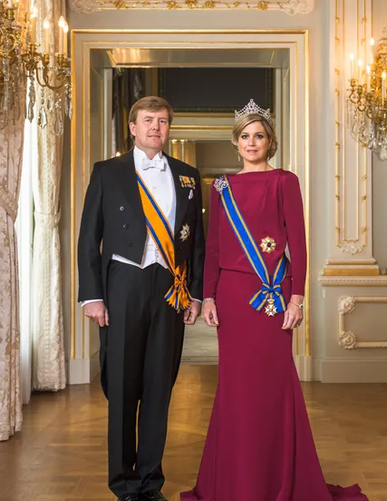 staatsiefoto zijne majesteit koning willem alexander en hare majesteit koningin maxima