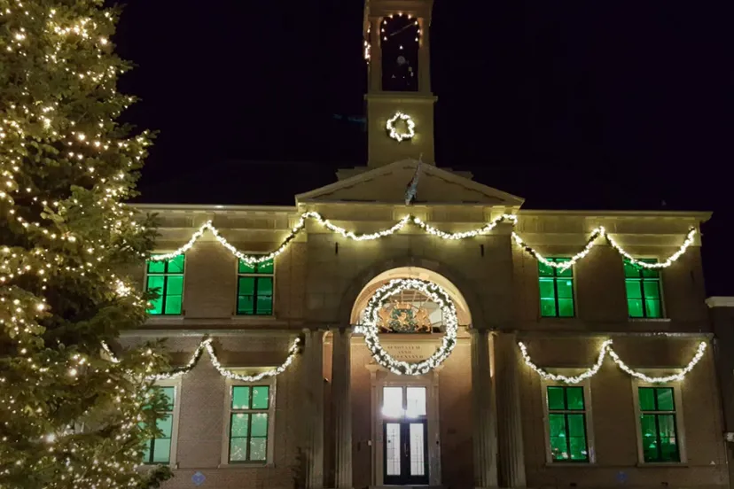 stadhuis markt verlicht