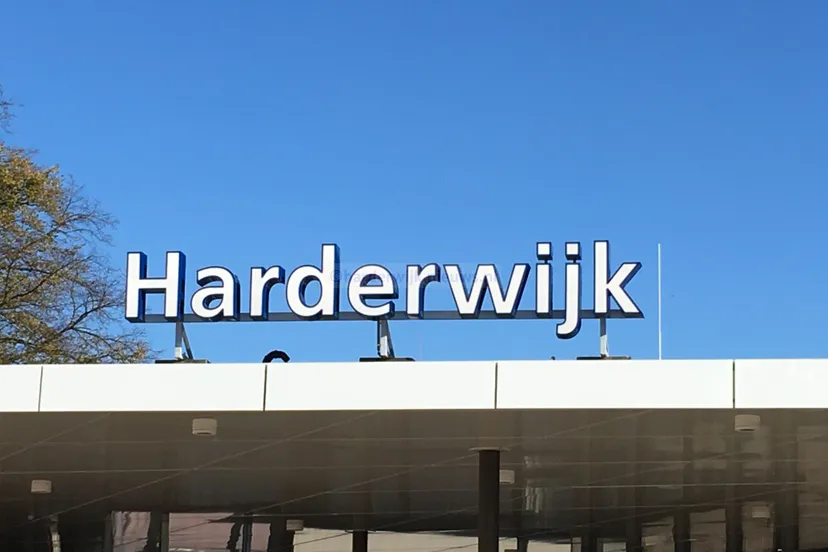 station harderwijk letters ns stationsgebouw