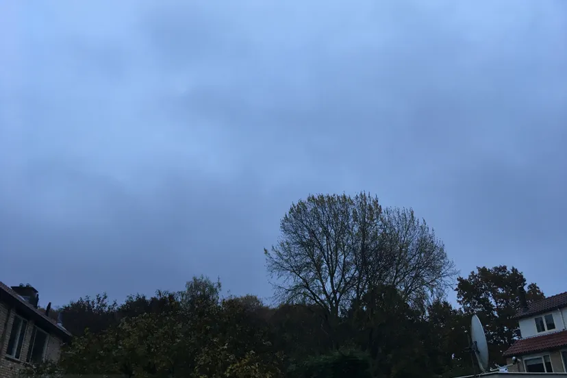 supermaaan onzichtbaar regen bewolking hnn