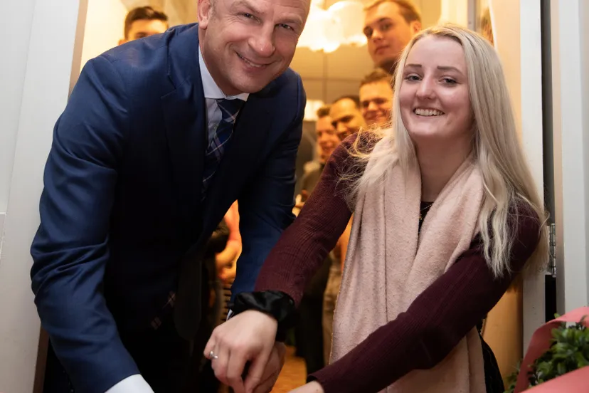 theo rietkerk opent officieel de pub