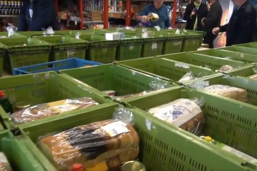 voedselbank krat pakket levensmiddelen still youtube frits sparnaaij