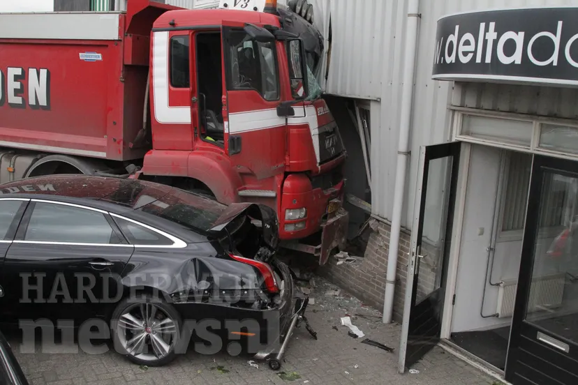 vrachtwagen reamurstraat bedrijfspand auto onwel w 112persfotografie