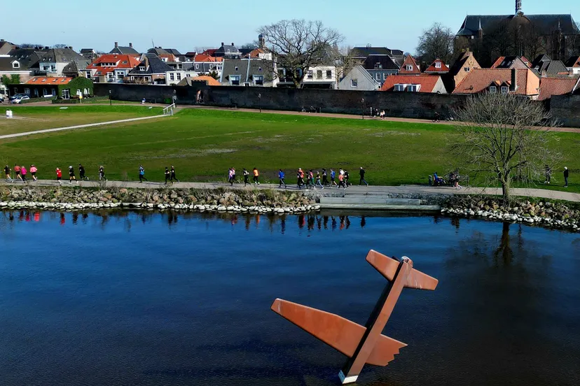 dji fly 20240309 141806 108 1709997690368 photo 1 foto boulevard met vliegtuigmonument en lopers