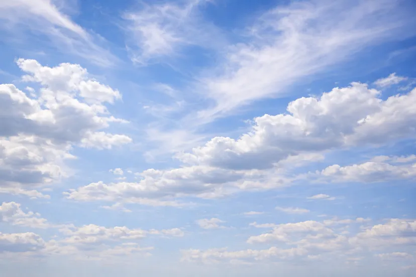 Wolkenpracht in een blauwe hemel