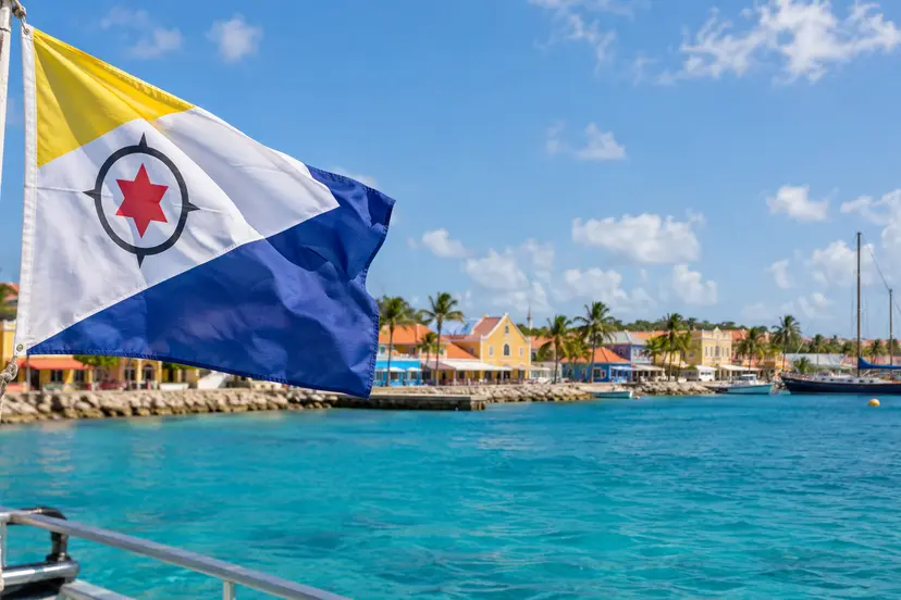 Bonaireaanse vlag boven kleurrijke waterkant