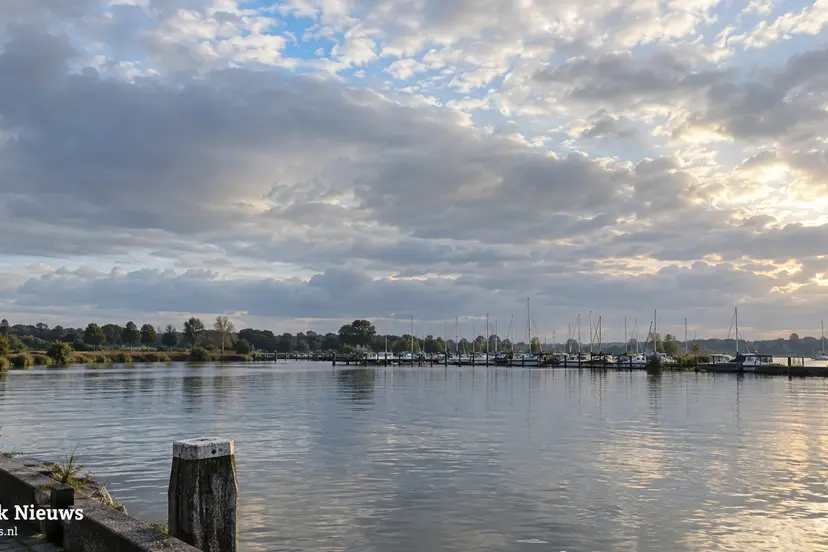 AI-illustratie bij het weer in Harderwijk: wolkenlucht boven water en een kade
