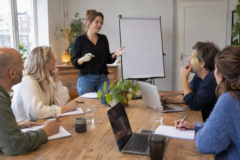 Ondernemers volgen samen een praktische workshop, AI-illustratie