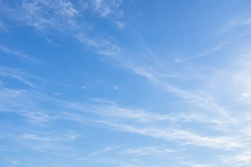 Blauwe lucht met dunne sluierwolken, AI-illustratie voor Harderwijk Nieuws