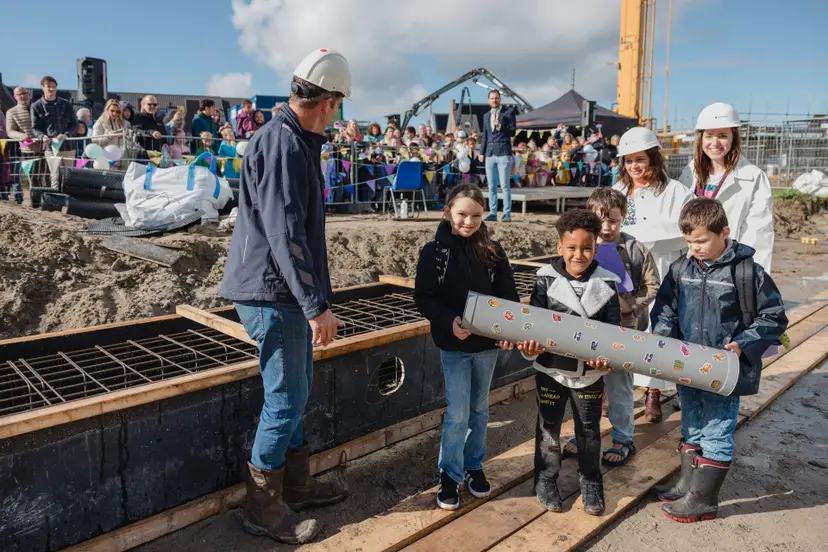 Leerlingen plaatsen een tijdscapsule bij de bouwstart van Het Koraal. Foto: Saskia Beek