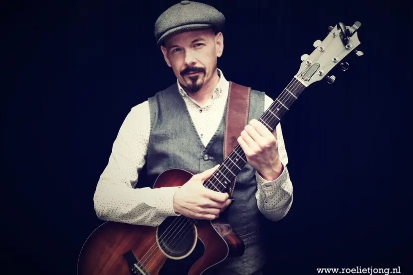 Michael Antony Austin met gitaar