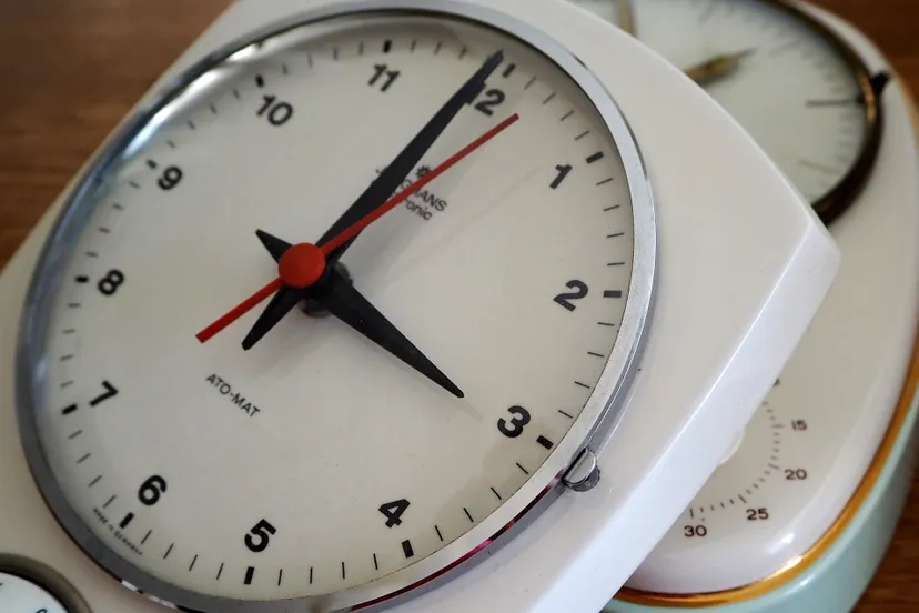 clock 2716885 1920