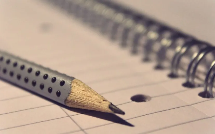 dictee kladblok met potlood tante tati pixabay 915x518