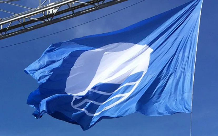 image1 blauwe vlag 915x518