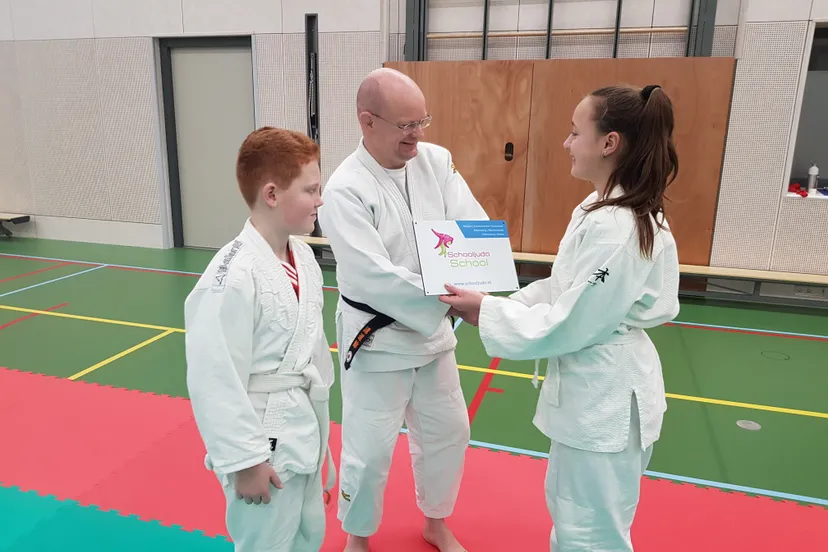 iris en koen nemen namens basisschool otterkolken het predicaat schooljudo school in ontvangst 1