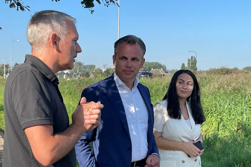 minister harbers op werkbezoek